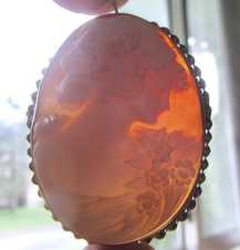 1935-1945 Great Classic Shell, Carved & Signed by the Artist Big marked 10K Yellow Gold brooch/pendant.