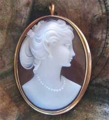 Quality modern Museum hand carved dark brown Sardonyx shell. Hallmarked 14K Yellow Gold from 1980th Pendant/Brooch.