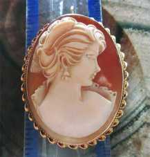 Quality hand carved shell from 1940th - 1960th USA Auction Hallmarked/Tested 14K Yellow Gold brooch/pendant.