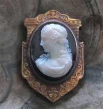 Museum Quality Early Victorian Agate stone cameo 1840-1860 Unmarked/Tested 18K Yellow Gold decorative Brooch/Pendant.