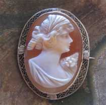 Hand carved/signed shell - late Art Nouveau Ceres Goddess Hallmarked Filigree White 10K Gold Brooch from 1920th.