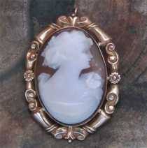 Late Edwardian carved dark brown shell lady from 1930th Marked 10K Yellow Gold decorative brooch/pendant