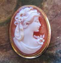 Quality modern Museum hand carved/signed Italian Carnelian shell. Hallmarked 14K Yellow Gold from 1980th Pendant/Brooch.