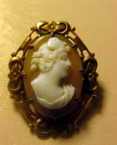 Victorian sardonyx shell Cameo Brooch 10K Yellow Gold. Circa 1890
