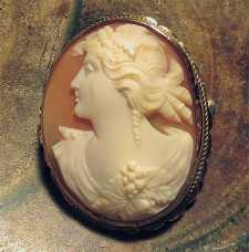 Quality Carved/Signed Post Edwardian Bacchante shell (L) Hallmarked 10K pin Gold brooch from 1910th - 1920th