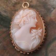 Quality hand carved/signed shell from 1960th USA Auction Hallmarked/Tested 10K Yellow Gold brooch/pendant.