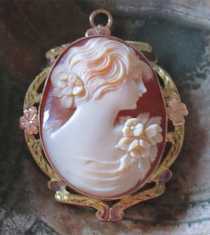 Great Quality hand carved shell profile from 1935-1955. Hallmarked 10K Multicolored Gold Filigree Brooch/Pendant.