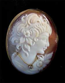 Modern Italian Carved Shell Cameo with Diamond 750 (18K) Gold Frame Pendant & Brooch