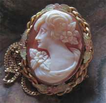 Hand carved shell - female profile from 1920th - 1930th Multicolored 14K Gold(?) pendant/brooch & 10K chain
