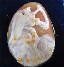 Museum Quality Antique tested Solid 10K Gold Brooch, circa 1870 Psyche & Cupped triumph in the Sky, well carved multicolored shell
