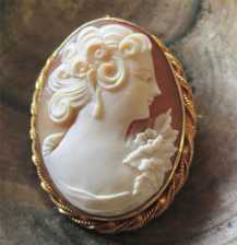 Late Art Deco from 1920th - 1940th Hand carved shell Hallmarked 10K Gold pendant/brooch Beauty