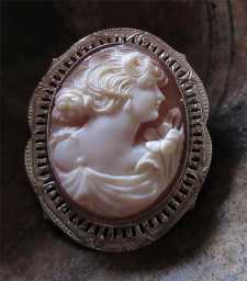 Greatly Carved and Signed shell from 1920th - 1930th Hallmarked 14K White Gold Post-Edwardian brooch