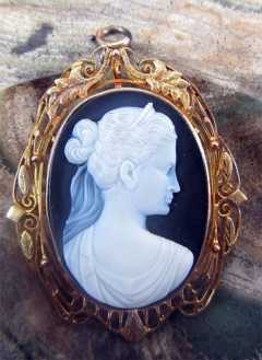 Museum Quality Estate 10K Yellow Gold Art Deco Frame Cameo Brooch/Pendant • Hard stone Agate Circa 1915