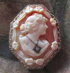 Quality carving - profile with a the necklace & diamond Marked 14K White Gold filigree decor Brooch 1920th.