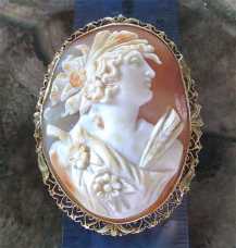 Circa 1920th carved shell - Ceres Goddess of fertility. Big hallmarked 10K Yellow Gold filigree Brooch.