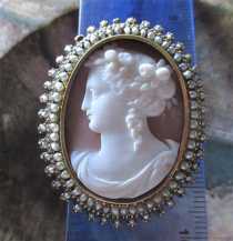 Intricately carved Early Victorian shell circa 1840th. (Signed) Museum Brooch w/Pearls unmarked/tested 10K+ Gold.