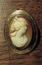 Carved Victorian/Edwardian circa 1900-1910 shell. Hallmarked 10K Yellow Gold Pendant/Brooch.