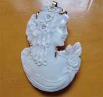 1930th - 1940th Hand carved/traced Beauty shell Hallmarked/tested 14K Gold Pendant/Brooch.