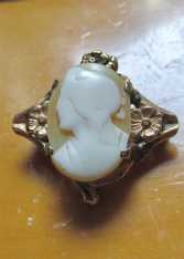 Carved Victorian shell - UK Classic circa 1870 Unmarked/Tested 9ct/10ct red Gold brooch
