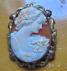 Post Art Deco from 1920th-1940th hand carved carnelian shell Hallmarked filigree multicolored 10K Gold brooch Beauty