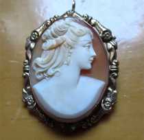 Superiorly carved shell - Beauty from the 1930th -1950th Marked 10K Yellow Gold Decorative brooch/pendant.