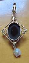Edwardian 14K hallmarked Gold necklace circa 1900-1910 Hand carved black/white Agate stone with beauty pearl