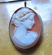 Quality carving Classic shell circa 1970th - 1990th Marked 585/14K Yellow Gold Brooch/Pendant