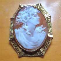 Well Carved Sardonyx Shell - Goddess of Motherhood Greek ornament 10K Yellow Gold Filigree Brooch.