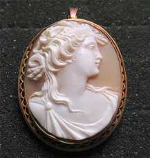 Circa 1890-1910 carved sardonyx shell - Museum Art Nouveau. Great hallmarked 9K Yellow Gold Classic Brooch/pendant.