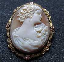 Great Quality hand carved/signed shell from 1935-1955. Hallmarked 10K Multicolored Gold Filigree Brooch.