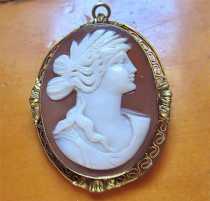 Great Quality hand carved/signed Goddess Ceres sardonyx shell. Tested 14K Gold Filigree Brooch/Pendant circa 1955-1975.
