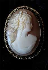 Filigree fine detailed Carnelian Shell Beauty Cameo Brooch marked 10K Yellow Gold circa 1930. Signed by Artist