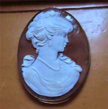 Big quality hand carved shell from 1950th - 1960th USA Auction Huge hallmarked/Tested 9K+ Yellow Gold brooch/pendant.