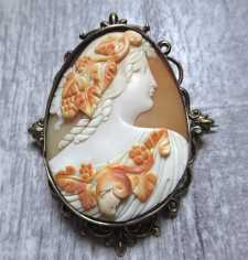 Museum carved/signed multicolored shell circa 1820th Baccante. Tested by jeweler Old English 10K+ Gold Big Filigree Brooch.