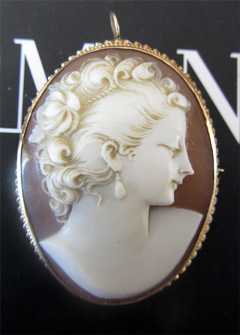 High Quality Estate 14K Yellow Gold Art Deco Frame Cameo Brooch/Pendant • Sardonyx Shell Circa 1935