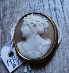 Great Museum Early Victorian carving sardonyx shell (L) Unmarked/tested 14K Gold brooch circa 1840-1860.