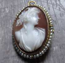 Best carved Edwardian shell Ceres Goddess circa 1910 - 1925 Hallmarked 10K Gold with the pearls pendant .