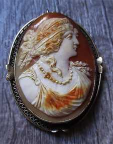Hand carved Multicolored shell, Roman Classic circa 1910-1930. Edwardian/Post Edwardian tested 14K Yellow Gold pendant