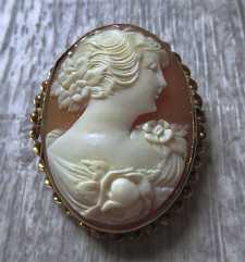 Female profile - Hand carved/signed Sardonyx shell circa 1930. Set in hallmarked 10K Yellow Gold Twisted rope Brooch.