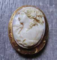 Best hand carved/signed Victorian/Edwardian Natalie Freer Coral. Hallmarked 10K Yellow Gold Winona Minn. 1890-1910 Brooch.