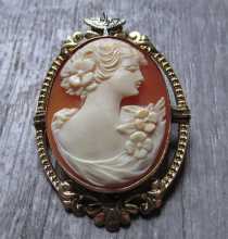 Greatly carved/signed Post Edwardian shell Beauty circa 1940th Remarkable Pendant/Brooch s hallmarked 10K Gold.