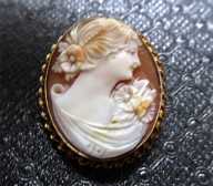Modern good quality carved/signed shell - Beauty circa 2010th Hallmarked "750" - 18K Yellow Gold Brooch/Pendant.