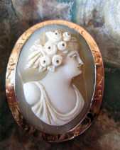 Post Victorian Brooch/Pendant. Sardonyx Shell from circa 1905. Marked 10K Yellow Gold clasp