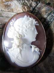 Victorian or Post-Victorian 14K Gold (unmarked) Museum Quality Large Classic Sardonyx Shell Cameo Brooch/Pendant