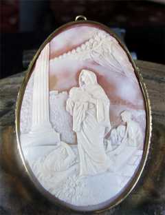 Circa 1880 Museum Quality 14K Yellow Gold Classic Frame Huge Cameo Pendant • Biblical Judit with Olofern head