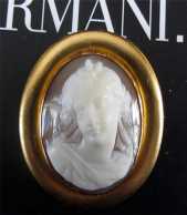 Victorian front faced Beauty Cameo Brooch Round Unmarked 10K (or more) Yellow Gold bezel