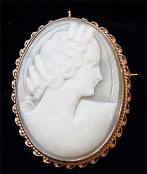 Late Art Deco 14K Yellow Gold Stylish 1930th Vintage Genuine Shell Cameo Brooch Pin Pendant