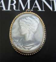 Superior Quality high relief in Mother Pearl Shell Cameo Brooch/Pendant marked 14K Gold. Circa 1915