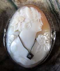 Quality 14K White Gold Filigree Bezel with Diamond. Brooch/Pendant Cameo circa 1925.