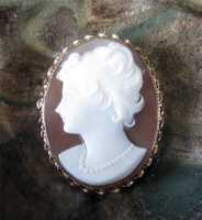 Superior Quality Sardonyx Shell Cameo Brooch/Pendant marked 14K Gold.